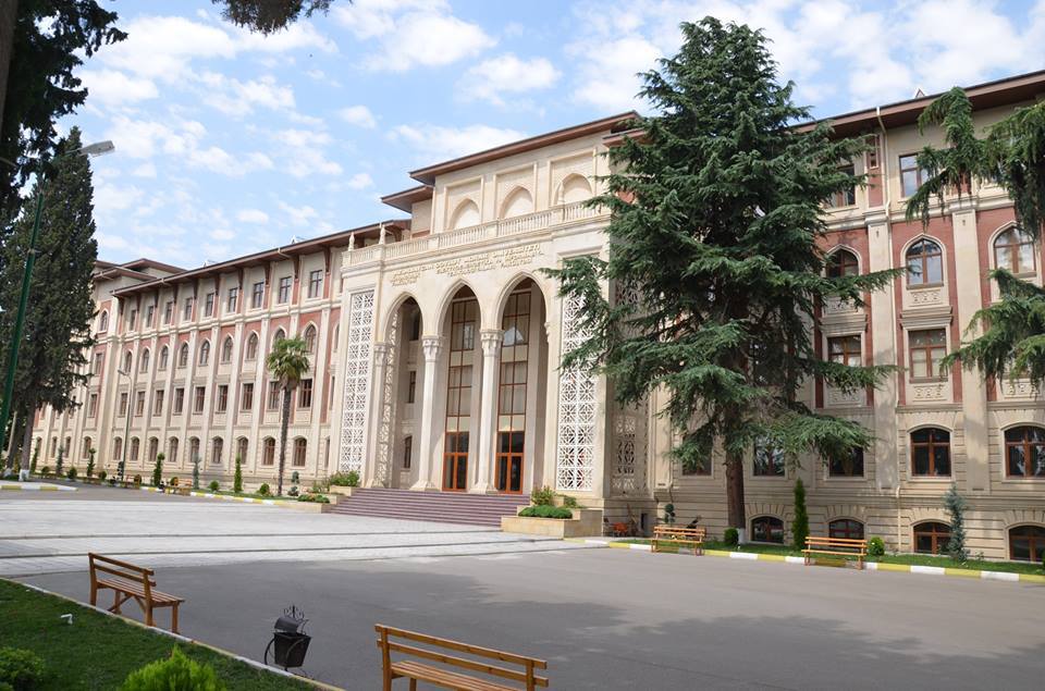azerbaycan-da-hukuk-okumak
